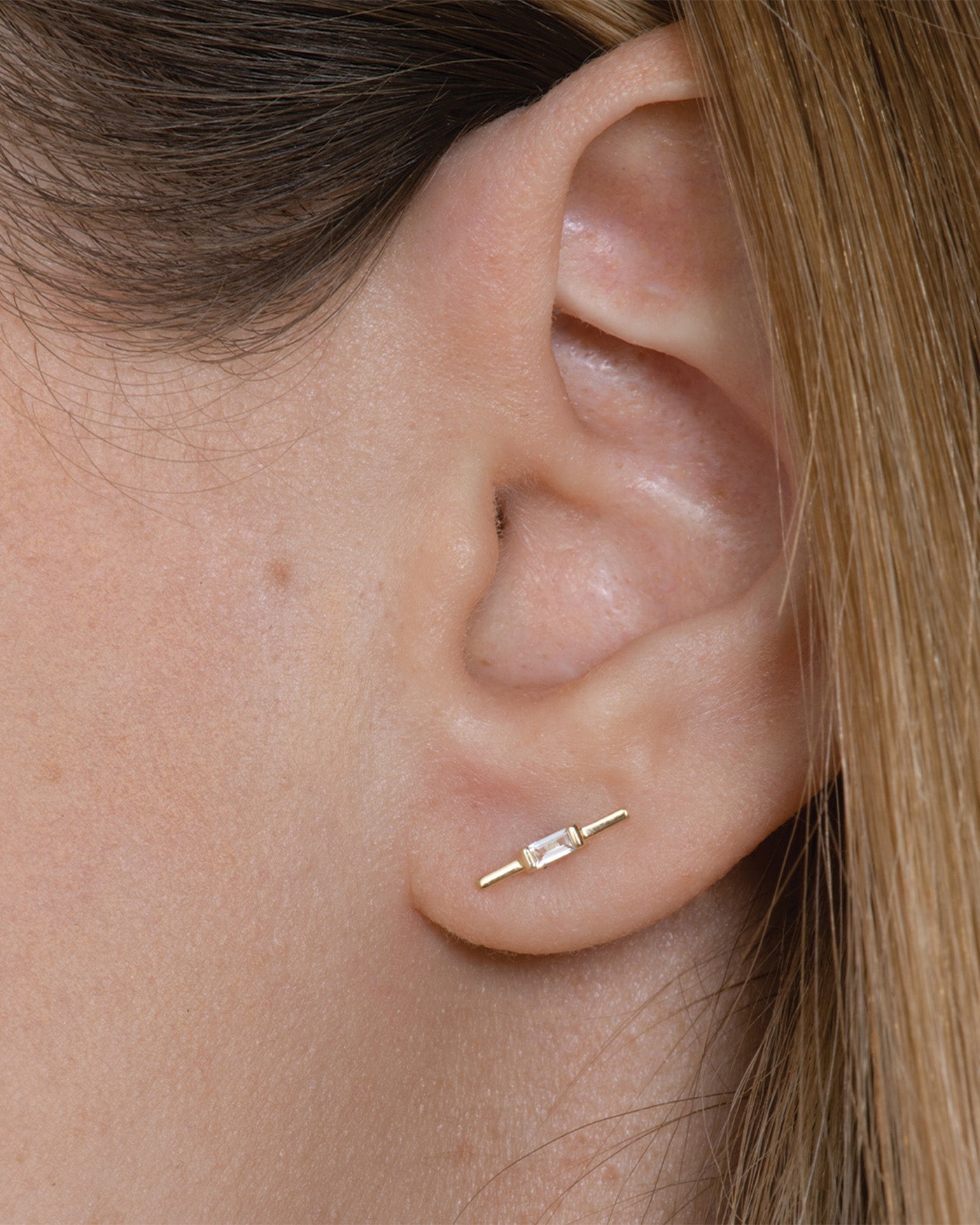14K Gold White Sapphire Stud