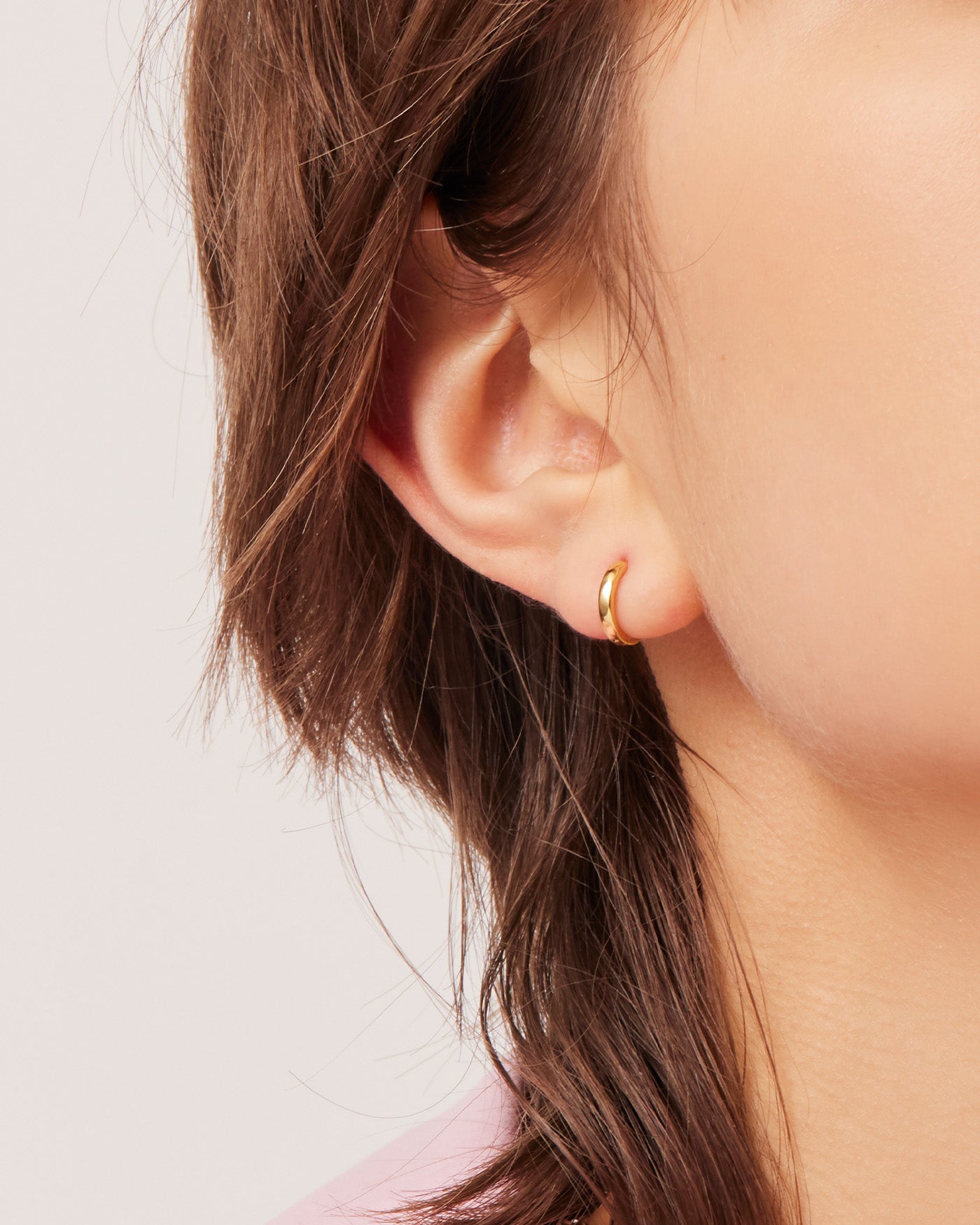 Moyen Solid Huggie Hoop Earrings – Baby Gold